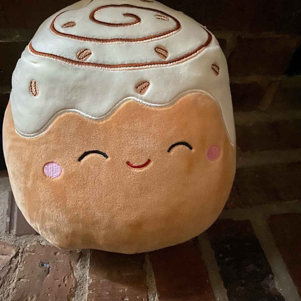 Chanel the cinnamon roll 8” Squishmallows